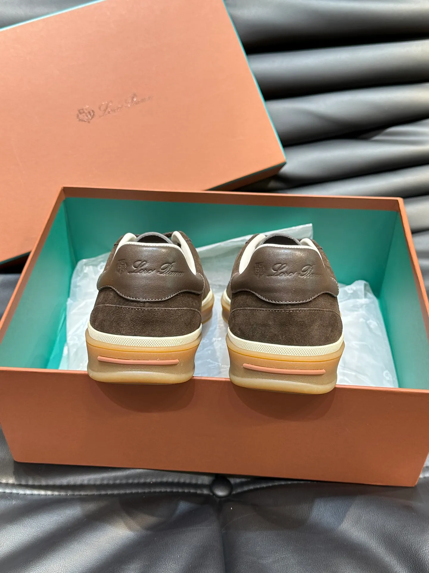 p420 Men's Shoes New 🆕Lp Old Money Style Men's Low-top Casual Tennis Shoes Loro Piana's high-end series has launched sports shoe styles made of soft cowhide. The breathable properties and flexible texture of natural materials make the sneakers both functional and comfortable. The high-quality metal-free tanning and tumble process highlights the natural texture of the leather, while the camel-colored sole and white rubber trim create a double-layer sole effect, making it an everyday shoe that can easily create a lazy and casual style! Size: 39-44 (45, 46 customized
